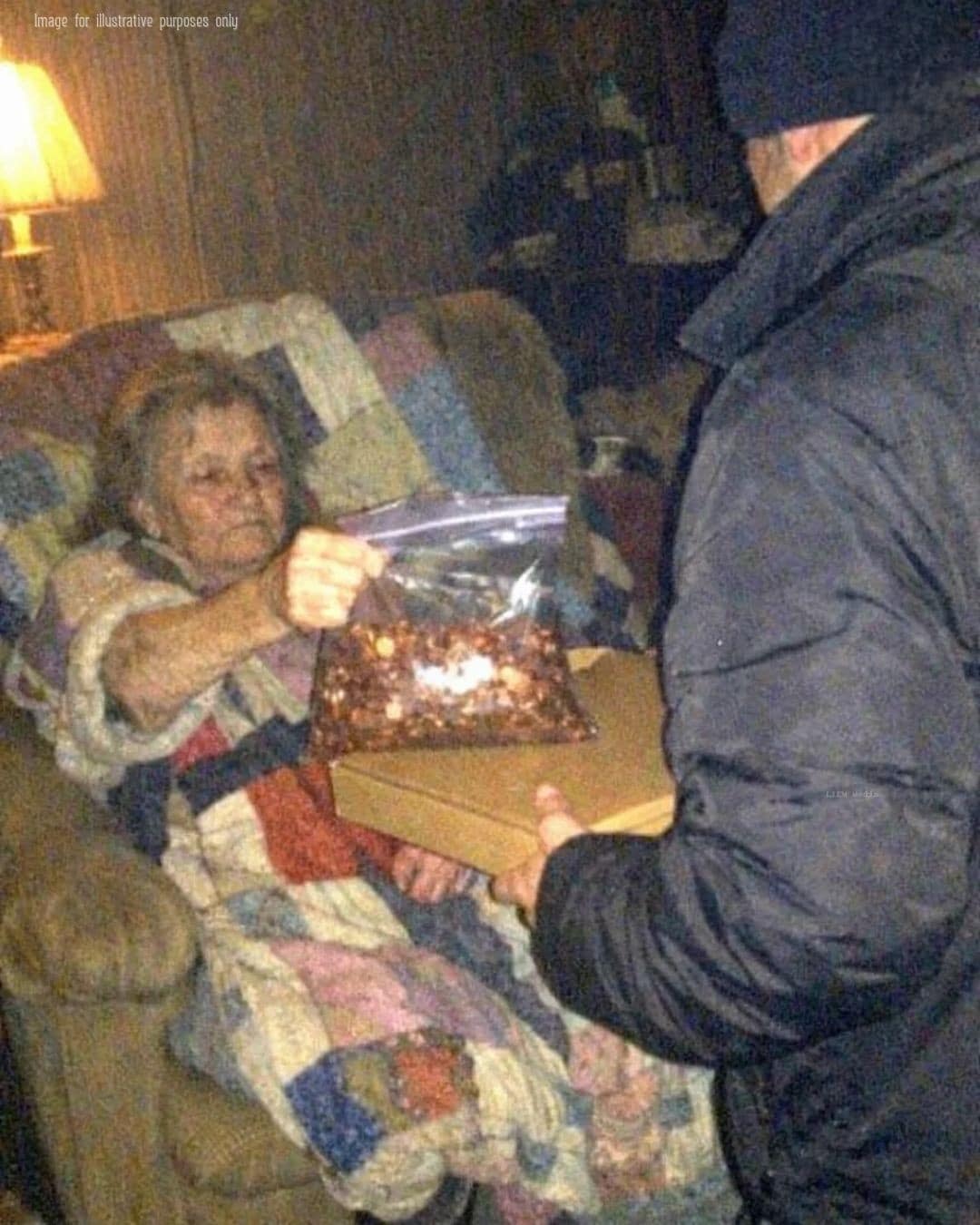 An Elderly Woman Tried to Pay for Her $15 Pizza with a Plastic Bag of Change – So I Made a Decision I Can't Undo