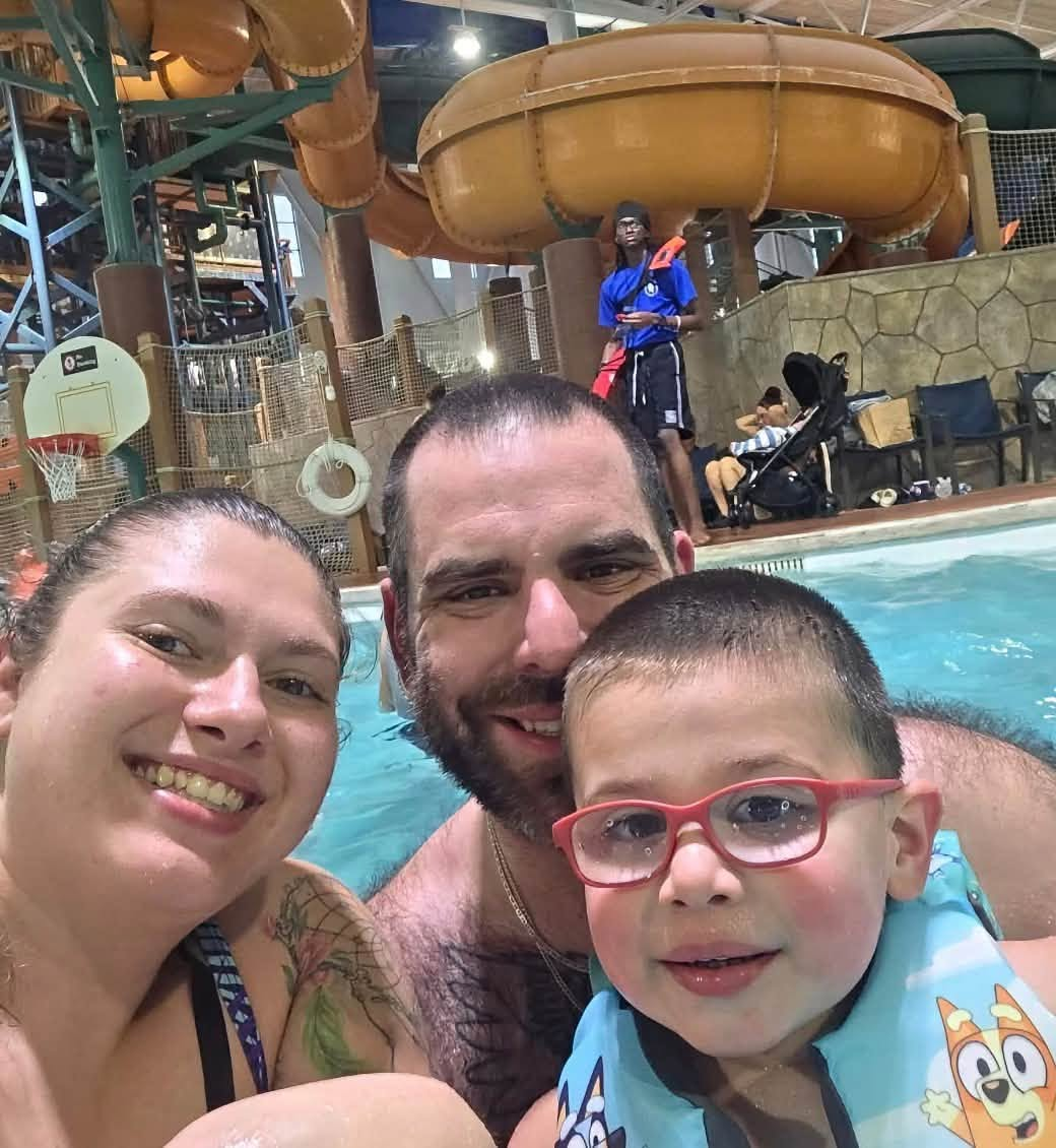A seemingly happy family moment: Charles and Metallica Rose Harrison pose with their young son in the pool at Great Wolf Lodge, the Pennsylvania water park resort where tragedy would later strike. | Source: Facebook/TrueCrimeMama